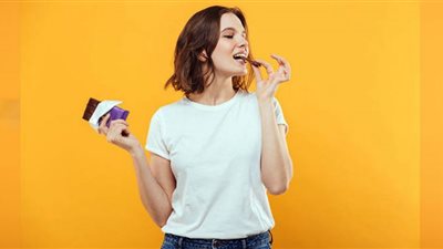 هل أكل الشوكولاتة يسبب الصداع النصفي.. دراسة تحسم الجدل