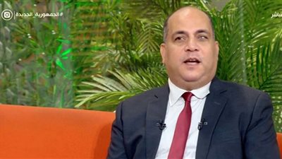 أستاذ جامعي مصري يتحدى الإعاقة البصرية بنجاحات متعددة في مجال التكنولوجيا (فيديو)