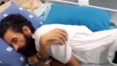 تحول لكتلة عظام.. أحدث ظهور للأسير الفلسطيني هشام أبو هواش بالمستشفى (فيديو)