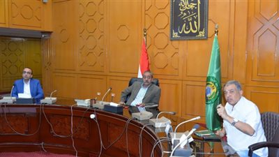 محافظ الإسماعيلية يناقش خطة النهوض بمدينة القنطرة شرق