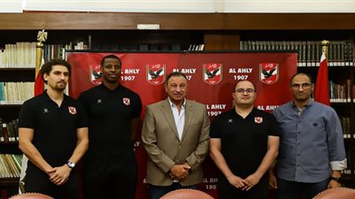 الخطيب يكرم المدير الفني والثنائي المحترف لـ«رجال يد الأهلي» قبل سفرهم