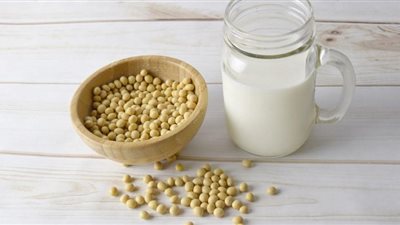 أيهما أفضل.. حليب الأبقار أو النباتي؟