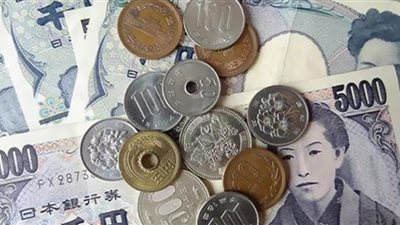 الدولار يسجل أعلى مستوى له منذ 5 سنوات مقابل الين