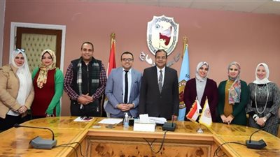 رئيس جامعة سوهاج يثمن دور المركز الإعلامى ويدعم آليات تطويره