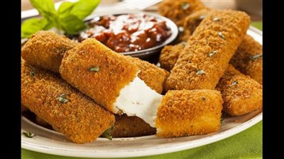 سريعة التحضير.. طريقة عمل أصابع الموتزاريلا المقرمشة