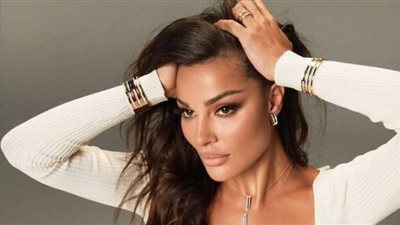 شاهد.. نادين نجيم تتألق بفستان ساحر في حفل المناولة الأولى لابنتها