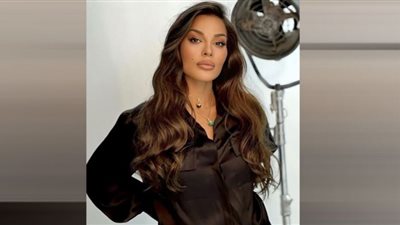 نادين نجيم تهوس شرطة الموضة وتجبر إيلي حنا على مغازلها في حفل مناولة ابنتها