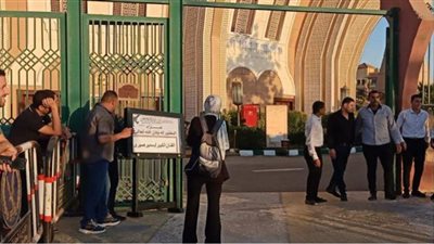 توافد النجوم على عزاء الراحل سمير صبري (صور)