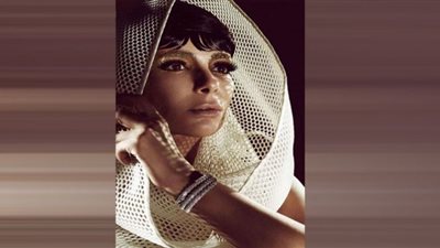 كلاسيكية وفخامة الملكات تسيطر على إطلالات منى زكي في هاربرز بازار (صور)