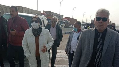 صور.. نائب محافظ القاهرة تقدم المساعدات الطارئة لمصابى حادث الطريق الدائري الأوسطي