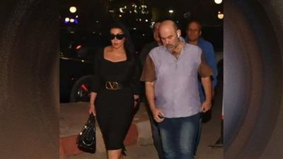 بعد رحيل والدتها.. أول ظهور للفنانة سمية الخشاب فى عزاء سمير صبري