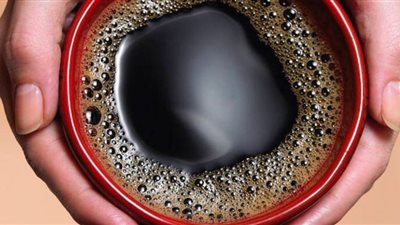 طبيب يحذر من مخاطر شرب القهوة في الصباح