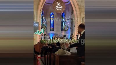 توافد المعيدين الي الكنيسة الانجيلية احتفالا بعيد الميلاد (صور)