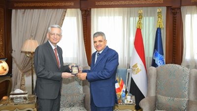 الفريق أسامة ربيع يبحث سبل التعاون مع السفير الفرنسي بالقاهرة