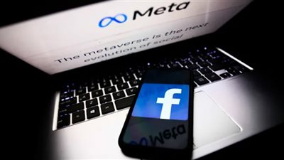 Facebook يسمح لبعض المشرفين بالعمل من المنزل