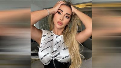 جويل مردينيان تسرق الأضواء بفستان منفوش على الريد كاربت بمهرجان كان