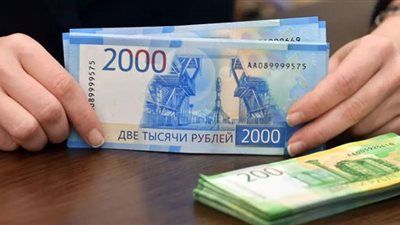 الروبل الروسي يواصل الأرتفاع مقابل الدولار يتحول إلى العملة الأفضل أداءً عالمياً