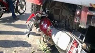 مصرع وإصابة شخصين في حادث تصادم سيارة نقل ودراجة بخارية في سوهاج