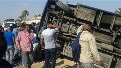 تفاصيل مصرع وإصابة 47 شخصًا في حادثين على طريق 