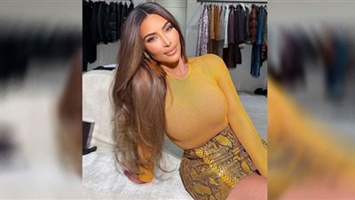 شاهد.. الظلام يسيطر على إطلالة كيم كاردشيان في أحدث ظهور