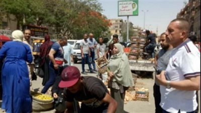 استجابة لشكاوى المواطنين.. حي حلوان يشن حملة على شارع أطلس لرفع الإشغالات