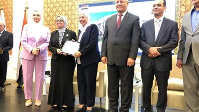 رئيس جامعة بنها يسلم كلية التربية شهادة الهيئة القومية لضمان جودة التعليم