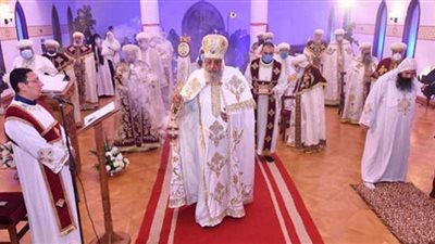 البابا تواضروس يلتف حول المُصلين والمعيدين بالبخور احتفالًا بعيد الميلاد