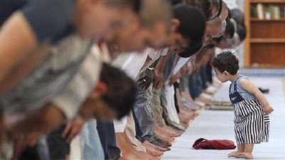 حكم مرور الأطفال أمام المصلين وهل يبطلها
