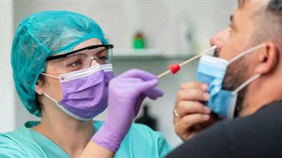 دراسة: مسحة الأنف بطيئة في كشف الإصابة بمتحور أوميكرون