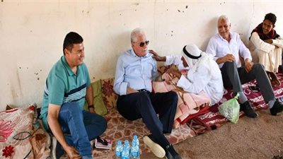 محافظ جنوب سيناء يزور الشيخ محمود حسين أكبر معمري المحافظة بوادي مجيرح