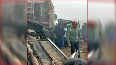 حادث مروع.. سيارة نقل تصطدم بسيارات متوقفة بسبب الشبورة وإغلاق الطريق ببورسعيد