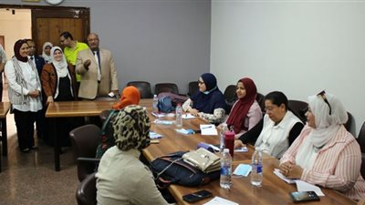 وكيل تعليم بني سويف يتابع تدريب معلمات التعليم المجتمعي على التعامل مع طلاب