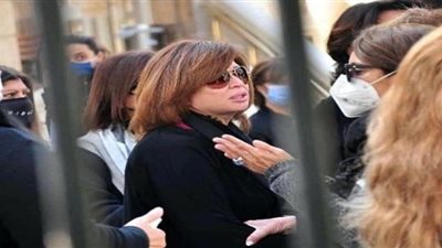 هل تعمدت إلهام شاهين الصلاة بدون حجاب خلال جنازة مها أبو عوف؟ (فيديو)