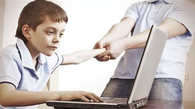 رئيس التنمية البشرية بجامعة حلوان يكشف أعراض الإدمان الإلكتروني (فيديو)