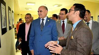 رئيس جامعة الأقصر يفتتح المعرض التشكيلي 