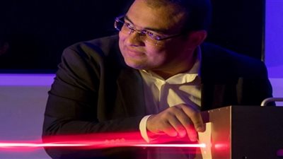 عالم مصري فيزيائي يتوصل لحلول تحدث طفرة في نقل المعلومات والاتصال