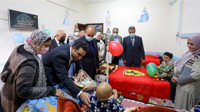رئيس جامعة الزقازيق يتفقد مستشفى الأطفال الجامعى ويوزع هدايا شعاع الخير
