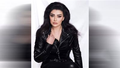 غادة عبدالرازق تستعرض شبابها بالأسود الأنيق