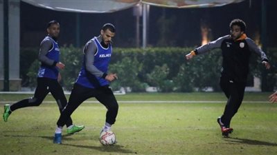 شكري نجيب يشارك في تدريبات فاركو (صور)