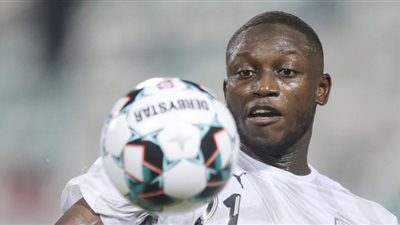 سقوط مفاجئ ومُخيف للاعب الوكرة عثمان كوليبالي ونقله إلى المستشفى (فيديو)