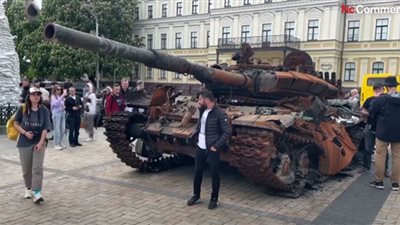 (فيديو) بعد مرور 3 أشهر من اندلاعها : أوكرانيون يحيون ذكرى على الهجوم الروسي