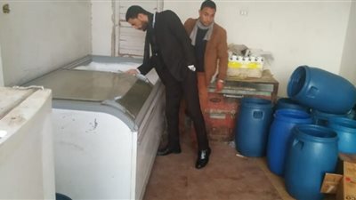ضبط مصنعين للمواد الغذائية بدون ترخيص في البحيرة