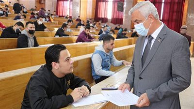 رئيس جامعة المنوفية يتفقد لجان الامتحانات بكليات الآداب والتجارة والعلوم