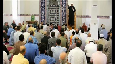 ما حكم الخطيب الذي أدى خطبة الجمعة وصلى بالناس وهو مسافر؟
