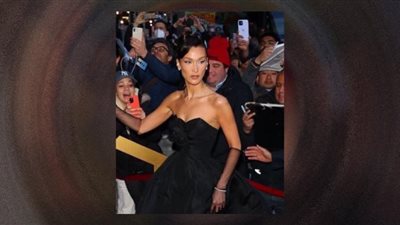 بيلا هلال تعتمد موضة الكب مع المخمل في مهرجان كان السينمائي 2022