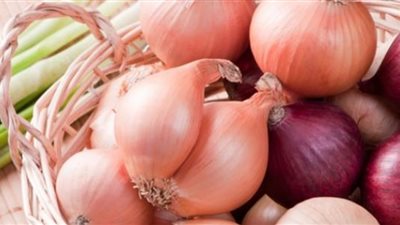 خبيرة تغذية تحذر من تناول البصل
