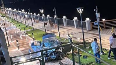 سيارة طائشة تقتحم سور كورنيش النيل ببني سويف