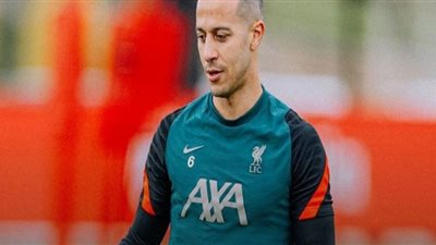 ألكانتارا وفابينيو ضمن بعثة ليفربول المسافرة إلى فرنسا استعدادًا لنهائي دوري الأبطال