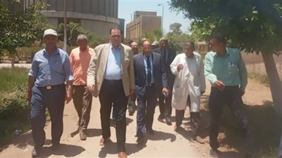 صور.. مدير الإصلاح الزراعي يتفقد حصاد وتوريد الإقماح بالشرقية