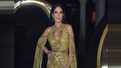 بفستان أسود أنيق| منى زكي تستعد للمشاركة في مهرجان كان السينمائي (صور)